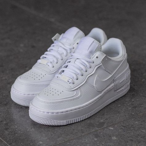 Air Force 1 Shadow Triple White Nike Hoodie Outfit, Nike Shoes Photo, Tenis Nike Air, White Nike Shoes, Tenis Nike, Women Platform Shoes, Fashion Shoes Sneakers, Fresh Shoes, Hype Shoes