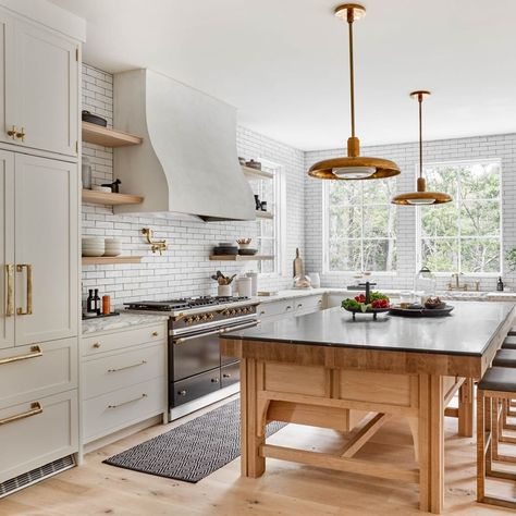 Tamara Magel, Hampton Kitchen, Transitional Style Kitchen, Hamptons Interior Design, Hamptons Interior, Sofas Vintage, Hamptons Kitchen, All White Kitchen, Vogue Living