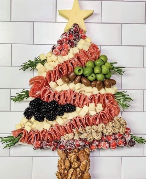 Christmas Veggie Tray, Christmas Cheese, Decorações Com Comidas, Christmas Recipes Appetizers, Charcuterie Inspiration, Party Food Platters, Christmas Lunch, Charcuterie Recipes, Christmas Food Dinner