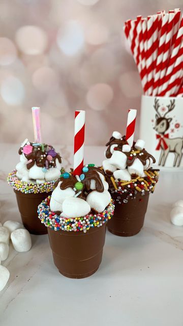 Cocobombs Christmas, Hot Chocolate Pops, Holiday Cake Pops, Hot Cocoa Cups, Cocoa Spoons, Cake Pop Designs, Hot Chocolate Spoons, Diy Hot Chocolate, Homemade Hot Cocoa