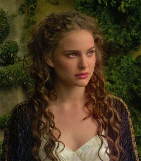 Natalie Portman Star Wars, Star Wars Padme Amidala, Formal Hairstyle, Padmé Amidala, Star Wars Padme, Bi Panic, Padme Amidala, Hairstyle Inspo, College Room