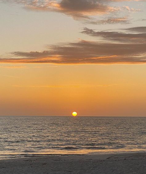 Look At The Sky, Sunset Lover, Pretty Sky, Sunset Pictures, Sunset Sky, Pretty Places, Sky Aesthetic, Beautiful Sunset, Beach Sunset