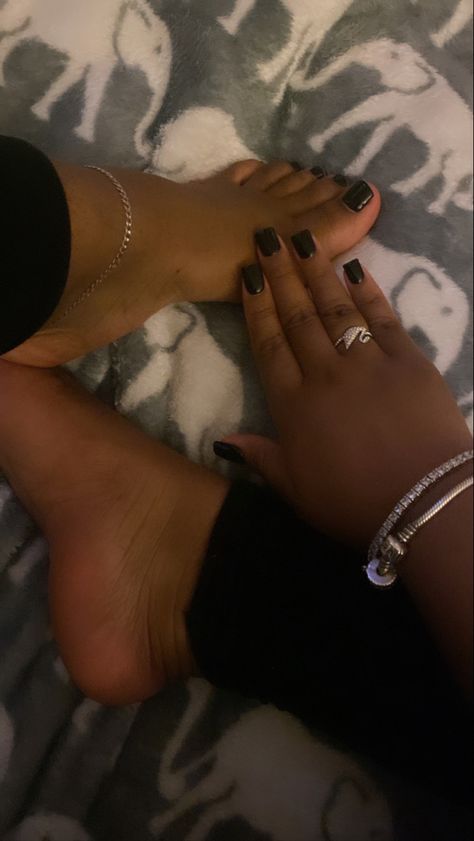 Black Feet Nails Pedicures, Manicure No Acrylic, Mani Pedi Aesthetic, Black Toes And Nails, Nails And Pedicure Ideas, Black Toes Black Women, Black Toes Polish, Black Nails And Toes, Black Acrylic Toes