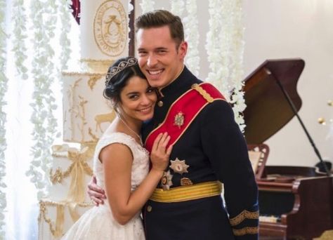 The Princess Switch Vanessa Hudgens Movies, Netflix Holiday Movies, Sam Palladio, Princess Switch, Netflix Christmas Movies, Best Holiday Movies, Lizzie Mcguire Movie, Best Couples Costumes, Best Christmas Movies