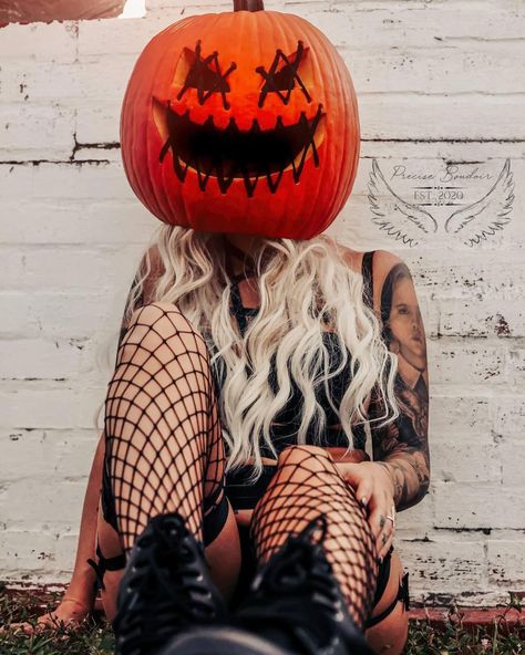 Pumpkinhead Photoshoot, Halloween Styled Shoot, Pumpkin Patch Photoshoot, Tattoos Instagram, Pumpkin Pictures, Home Photo Shoots, Halloween Photography, Pumpkin Photos, Graduation Picture Poses