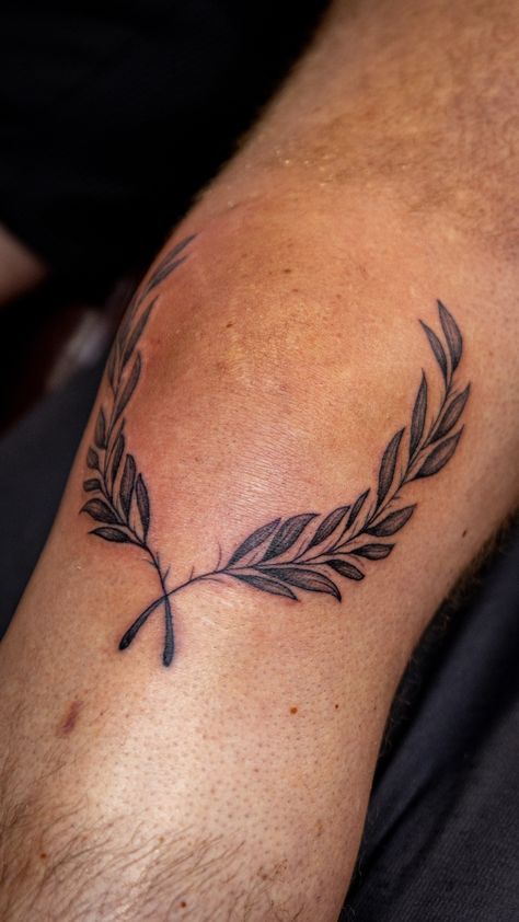 #greektattoo #olivebranchtattoo #olivetattoo #olivebranch #kneetattoo Knee Branch Tattoo, Olive Branch Band Tattoo, Olive Branch Tattoo Leg Wrap, Knee Laurel Tattoo, Roman Crown Tattoo, Italian Culture Tattoos, Olive Branch Wreath Tattoo, Mens Olive Branch Tattoo, Cross With Olive Branch Tattoo