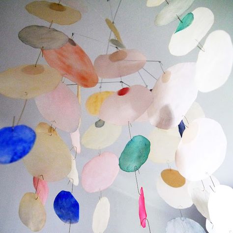 Paper Mobile Diy, Suspension Diy, Mobiles Art, Mobile Diy, Mobile Chandelier, Mobile Hanger, Paper Mobile, Auction Projects, Colorful Paper