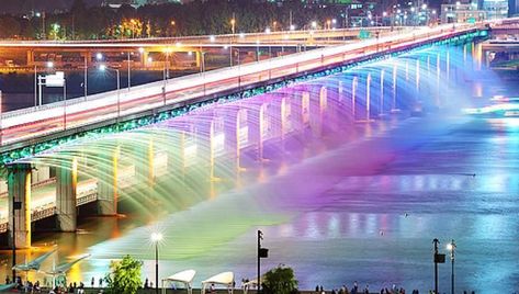 Banpo Bridge, Bukchon Hanok Village, Visit Seoul, Famous Bridges, Mackinac Bridge, Korea Travel, Free Things To Do, A Bridge, Water Fountain