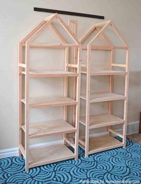 Get organized with these adorable house frame bookshelves. Free and easy plans to build a DIY house frame bookshelf. Frame Bookshelf, Bookcase Plans, Simple Bookshelf, House Frame, Bookshelf Plans, Dog House Diy, Bookshelf Design, Kraf Diy, Hiasan Bilik