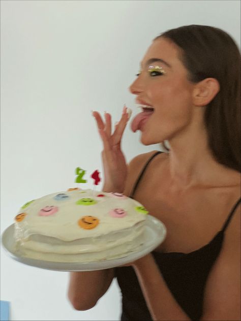 21 Birthday Cake Photoshoot, Birthday Photo Poses With Cake, Birthday Cake Poses For Instagram, Photo With Birthday Cake, Pictures With Birthday Cake, Cake Eating Photoshoot, Birthday Photo Shoot With Cake, Birthday Photo Ideas With Cake, Bday Cake Photoshoot