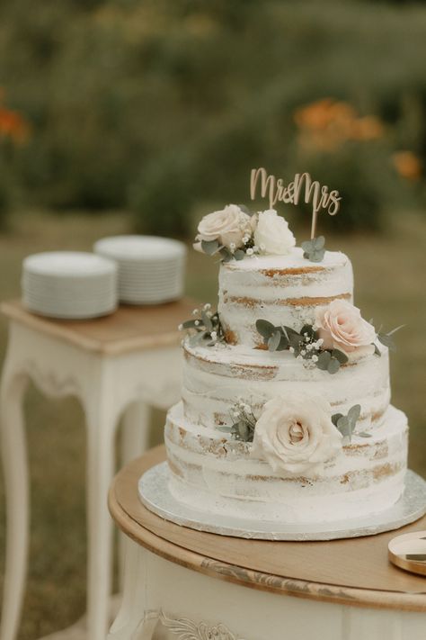 Wedding cake with roses and eucalyptus | classic & minimalist Wedding Cake Ideas Minimalist, Eucalyptus Wedding Cake And Cupcakes, Nude Cake Mariage, Minimalist Wedding Cake Rustic, Simplistic Wedding Cake, Wedding Cakes Minimalist, Minimalist Wedding Cake One Tier, Naked Cake Decorating Ideas