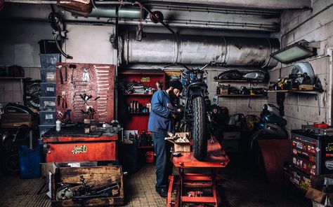 Global view of the the workshop #motorcycleride #Custombikes #motorcycle #ride #moto #motorcycleoutfit #motorcyclegifts #bikerfashion Motorcycle Repair Shop, Motorcycle Workshop, Motorcycle Repair, Motorcycle Ride, Motorcycle Gifts, Motorcycle Garage, Garage Shop, Global Views, Riding Motorcycle