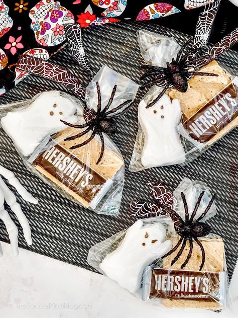 Halloween Treats For School Goodie Bags, Halloween Treats To Give Students, Halloween Gifts Students, Halloween Goodie Box Ideas, Halloween Ideas For Students, Halloween Goodie Bags Diy, Halloween School Gifts, Halloween Cheer Gifts, Halloween Class Gifts For Kids