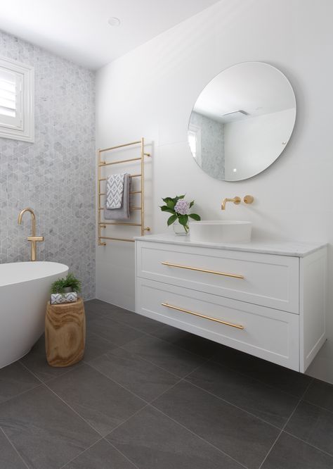 Australia's Fave Styles: Traditional 🤩 Design experts Alisa & Lysandra give their hot tips and tricks for creating a stunning Traditional look. The traditional style is always warm and welcoming, Traditional style is timeless and is inspired by high trends from the past, reminiscent of a five-star European hotel. ⭐ ⭐ ⭐ ⭐ ⭐ Pop onto our website to check it out 👇 #bathrooms #beaumonttiles #australiasfavestyles #traditional #interiors123 Hampton Style Bathrooms, Bathroom Tub Remodel, Luxurious Bathrooms, Tub Remodel, Homestead House, Floating Bathroom Vanities, Beaumont Tiles, Dream Bath, Floating Bathroom Vanity