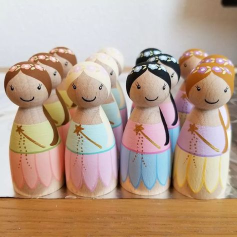 Character Peg Dolls, Peg Doll Fairy, Painted Peg Dolls, Fairy Peg Doll, Wooden Peg Doll Ideas, How To Paint Peg Dolls, Peg People Ideas, Peg Doll Ideas, Peg Dolls Ideas