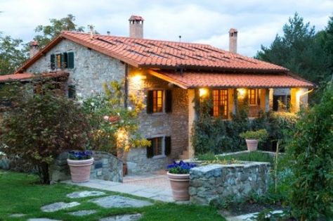 Simply Stunning Tuscany House, Tuscan Farmhouse, Tuscan Style Homes, Villa Style, Tuscan Villa, Mediterranean Home Decor, Tuscan House, Mediterranean Home, Tuscan Style