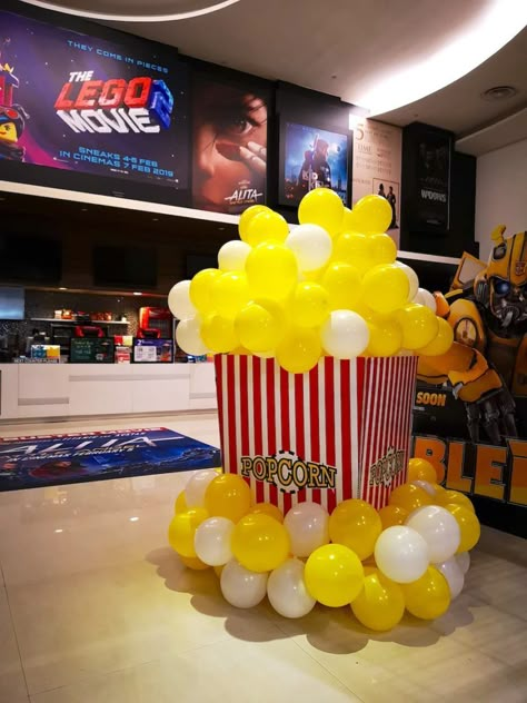 Giant Popcorn Balloon Sculpture Cinema Party Ideas, Popcorn Display, Popcorn Decor, Popcorn Balloon, Popcorn Decorations, Brown Balloons, Popcorn Theme, Backyard Movie Party, Cinema Party