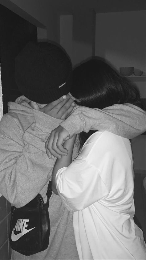 No Face Couple Aesthetic, Boy And Girl Hugging, Roleplay Photos, Best Friend Hug, Fake Bf, People Hugging, Friends Hugging, Couples Hugging, Guy Best Friends