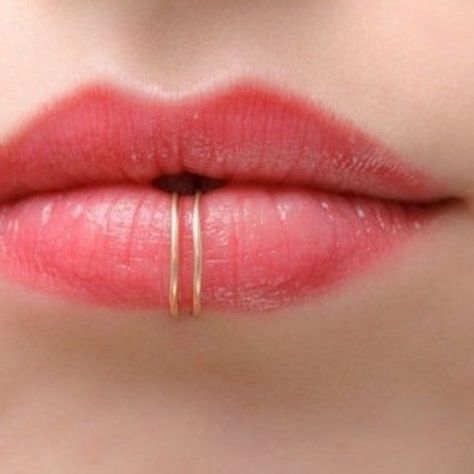 #piercing #piercing #labio Fake Lip Piercing, Piercings Corps, Rings Snake, Piercing Bouche, Lip Cuffs, Fake Lip Ring, Mouth Piercings, Labret Ring, Lip Jewelry