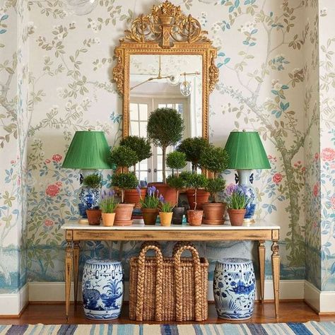 @kebmedlin posted to Instagram: That pop of emerald green! Obsessed with this dining room from @carolinegidieredesign 💚🐲💚🐲 It is #chinoiseriechic perfection! 👏🏻👏🏻👏🏻 #mytradhome #homedecor #homeinterior #interiorinspiration #decorinspiration #paintcolors #colorpalette #designtips #decoratingtips #mysouthernhome  #bhghome #classicdesign #moreismoredecor #makehomeyourhaven #myhousebeautiful #classicinterior #traditionalho Chinoiserie Entryway, Apartment Foyer, Ashley Whittaker, Chinese Wallpaper, Interior Design Work, Chinoiserie Wallpaper, Chinoiserie Chic, Design Apartment, Entry Hall