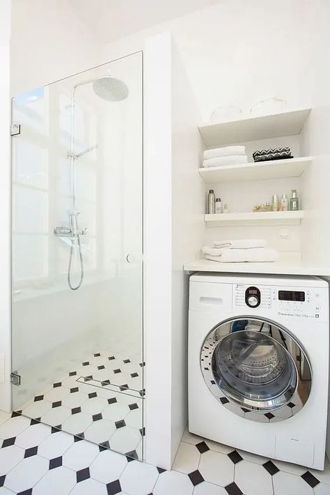 A black and white bathroom with a shower space, built in shelves and a washing machine looks cohesive and harmonious Stackable Washer Dryer In Bathroom, Small Space Bathroom Design, Spain House, Ada Bathroom, Backyard Guest Houses, Stackable Washer And Dryer, Small Space Bathroom, Bathroom Inspiration Decor, Built In Shelves