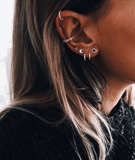 Ušný Piercing, Piercing Face, Ear Peircings, Cool Ear Piercings, Pretty Ear Piercings, Cute Ear Piercings, Dermal Piercing, Cute Piercings, Accesories Jewelry