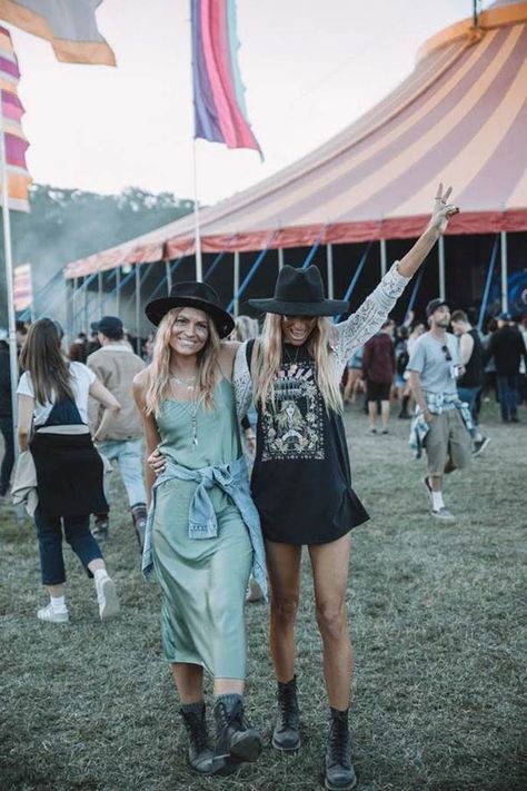 Rainy Festival Outfit, Concert Outfit Night, Casual Festival Outfit, Cochella Outfits, Splendour In The Grass, Night Club Outfits, Music Festival Outfits, Festival Inspiration, Rainbow Fashion