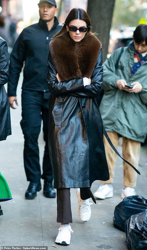 Fur Collar Outfit, Supermodel Street Style, Leather Coat Outfit, Leather Coat With Fur, Fur Trench Coat, Fur Lined Coat, Fur Collar Jacket, Trench Coat Outfit, Fluffy Jacket