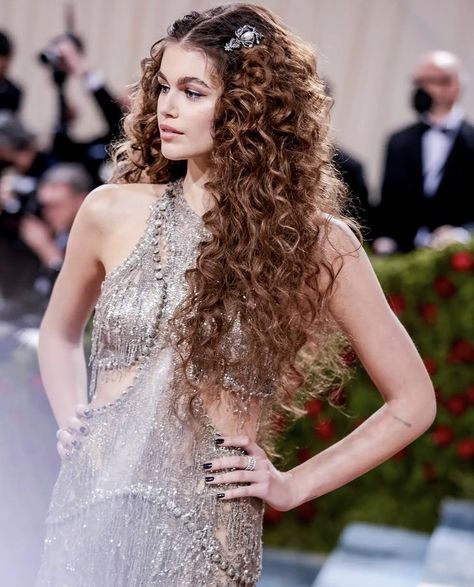 Kaia Gerber Met Gala, Cindy Crawford Daughter, Vanilla Scent, Kaia Gerber, Cindy Crawford, Long Curly Hair, Top Model, 21st Century, Curly Hair