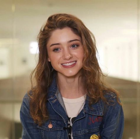 Natalia Dyer Stranger Things Natalia Dyer, Nancy Wheeler Stranger Things, Strange Things Season 2, Charlie Heaton, Natalia Dyer, Blonde Bangs, Nancy Wheeler, Stranger Things Actors, Cast Stranger Things