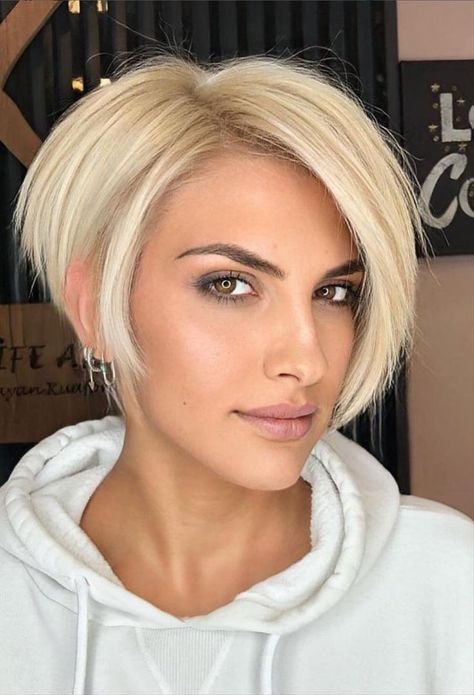 Sassy Pixie Haircut, Long Asymmetrical Haircut, Short Asymmetrical Haircut, Short Stacked Bob Haircuts, Feminine Hairstyles, Asymmetrical Bob Haircuts, Asymmetrical Haircut, Hair Messy, Messy Pixie