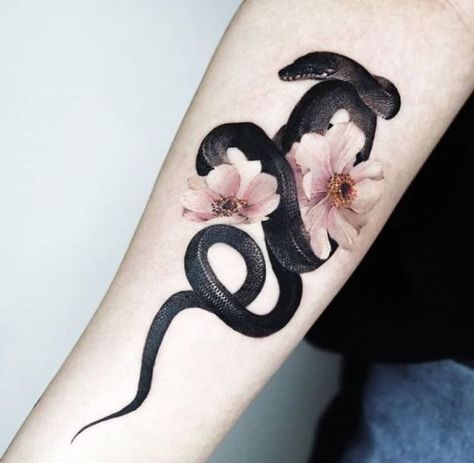 Snake And Flowers Tattoo, Black Snake Tattoo, Jasmine Tattoo, Tattoo Bunt, Tatoo 3d, Ghibli Tattoo, Snake Tattoo Design, Up Tattoos, Aesthetic Tattoo