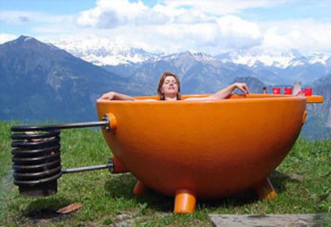 off-grid-wood-fire-hot-tub1 Dream Bathtub, Portable Hot Tub, Wood Heat, Outdoor Tub, Outdoor Baths, Outdoor Bath, Outdoor Bathrooms, Luxury Camping, Hot Tub Outdoor