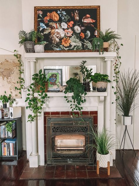 Indoor plants, in my opinion, are a very important part of interior design. Check out how to decorate your home with plants in a chic way! Plants On Fireplace, Fireplace Plants Decor, Plant Fireplace, Fireplace Plants, Home With Plants, Secret Library, Plants At Home, Hudson Homes, Bedroom Fireplace