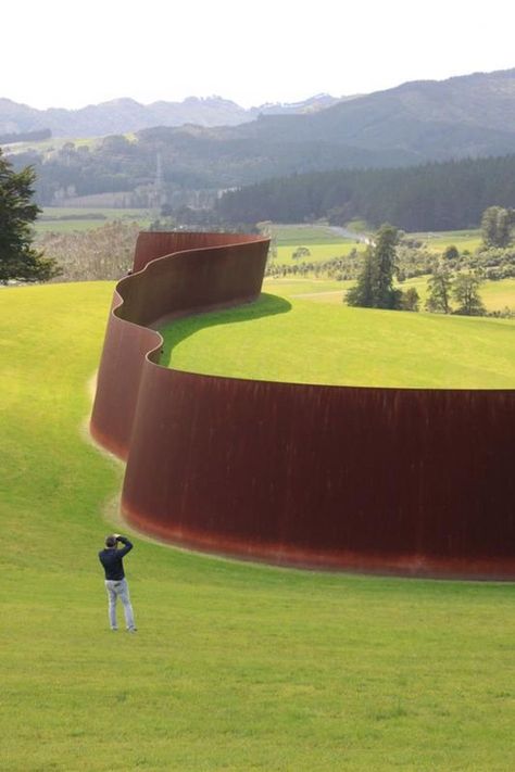 Amazing outdoor sculpture by Richard Serra Landscape And Urbanism Architecture, Istoria Artei, Richard Serra, Landscape And Urbanism, Earth Art, Sculpture Park, Outdoor Sculpture, Art Installation, Sculpture Installation