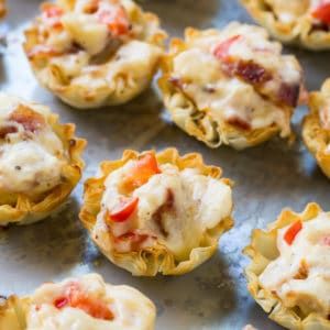 Saddle up because today I’m turning the famous Hot Brown into a mini appetizer that has all the flavor of the original. These bite-sized Mini Hot Brown Tarts are the perfect holiday appetizer and they definitely deserve a spot on the table for a Kentucky Derby Party.   Crunchy on the outside, they have a … Kentucky Derby Hot Browns, Derby Party Recipes, Kentucky Derby Foods, Kentucky Derby Party Ideas Food, Derby Crafts, Hot Browns, Mini Antipasti, Brown Sandwich, Derby Food