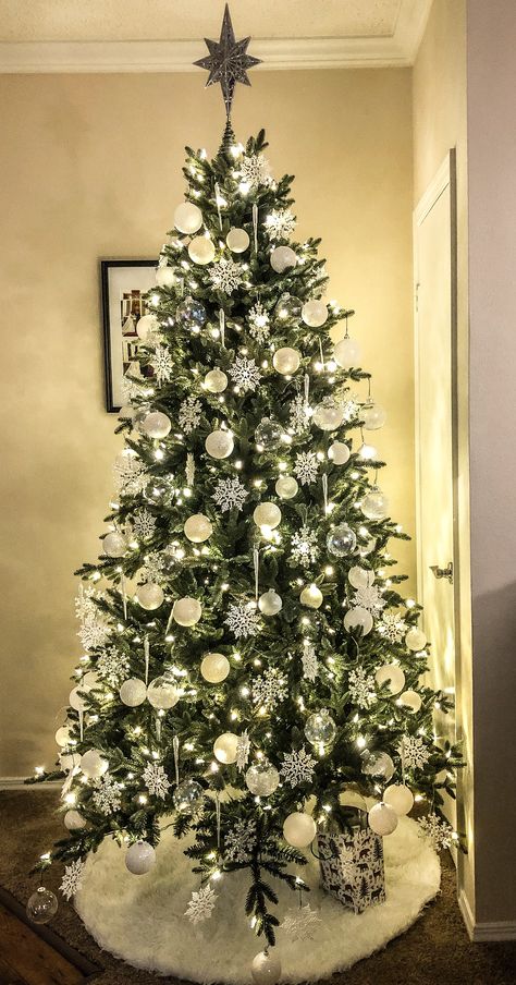 Simple White Christmas Tree Ideas, Snowflake Garland Christmas Tree, Sliver White Christmas Tree Decor, Green Christmas Tree With White Decor, White Christmas Decor Tree, Christmas Tree White Decorations, Christmas Tree With White Ornaments, White And Silver Christmas Tree Ideas, Christmas Tree Decor Ideas 2023 Trends