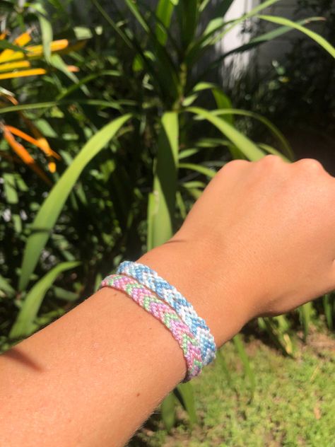 Freindship Bracelets, Beachy Anklets, Bracelet Colors, Pastel Bracelet, String Bracelet Patterns, Handmade Anklets, Thread Bracelet, Thread Bracelets, Blue Pastel