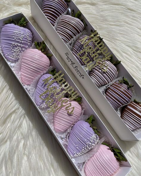 Dozen Chocolate Covered Strawberries, Valentine Chocolate Covered Strawberries, Chocolate Covered Desserts, Purple Strawberry, Mothers Day Chocolates, Mothers Day Desserts, Strawberry Box, Chocolate Covered Strawberry Recipe, Strawberry Treats