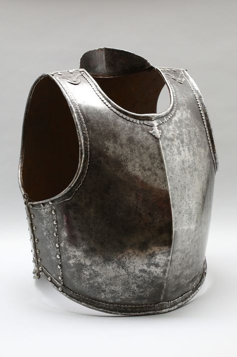 Indian (Deccani) 17th century, wootz steel cuirass. Historical European Martial Arts, Types Of Armor, Armor Clothing, Historical Armor, Armadura Medieval, Knight Armor, Arm Armor, Medieval Armor, Fantasy Armor