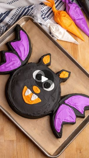 Bat Cake, Fun Halloween Desserts, Black Frosting, Countdown To Halloween, Cake Halloween, Halloween Breakfast, Orange Frosting, Cake Hacks, Halloween Dessert