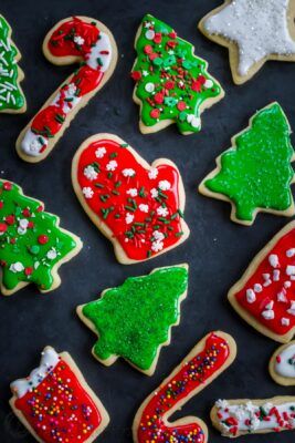 Easy Sugar Cookies Recipe  - NatashasKitchen.com Christmas Sugar Cookies Easy, Natashas Kitchen, Decorated Christmas Cookies, Christmas Sugar Cookie Recipe, Christmas Sugar Cookies Decorated, Holiday Sugar Cookies, Perfect Sugar Cookies, Sugar Cookie Recipe Easy, Amazing Cookies