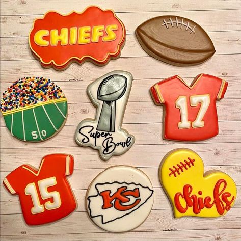 Kc Chiefs Cookies, Chiefs Cupcakes, Chiefs Food, Chiefs Cookies, Superbowl Cookies, Sports Cookies, Decorative Cookies, Theme Cookies, Super Bowl Football