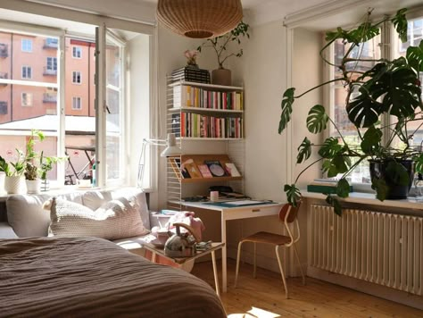 Bedroom Living Room Combo Layout, Bedroom Living Room Combo, Appartement Aesthetic, New York Studio Apartment, Studio Loft Apartments, Living Room And Bedroom Combo, New York Bedroom, Tiny Studio Apartments, Loft Apartments