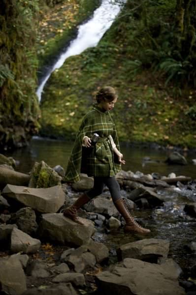 Wind in the Willows: An inspo album - Album on Imgur Kinfolk Magazine, Autumn Walk, Irish Fashion, Plaid Capes, Wardrobe Styling, Prop Styling, Poncho Style, Mori Girl, Look Vintage