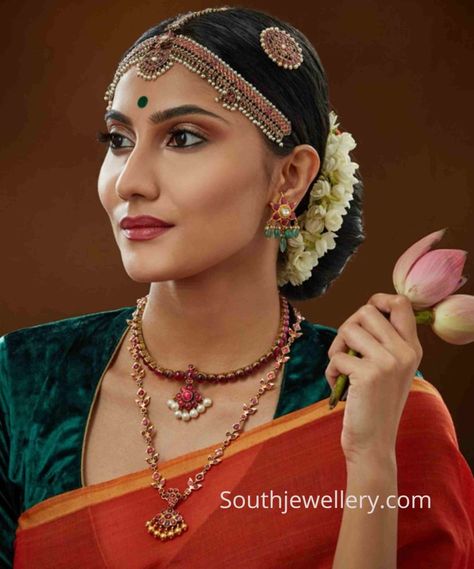 Simple ruby necklaces and matha patti Indian Head Jewelry, Kerala Jewellery, Antique Necklace Gold, Matha Patti, Bride Jewelry Set, Saree Jewellery, Bride Photoshoot, Jewellery Wedding, Jewelry Set Design