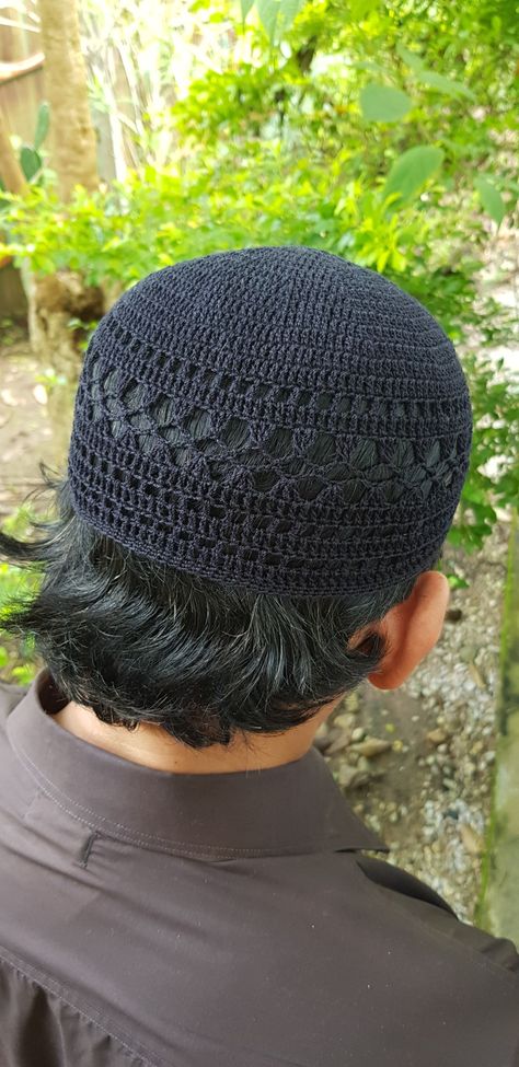 Crochet Kopiah, Crochet Kufi Hat, Cap Patterns, Crochet Business, Crochet Design, Crochet Hat Pattern, Crochet Basics, Crochet Hat, Calligraphy Art