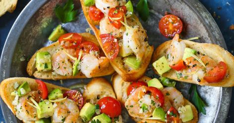 Shrimp Crostini, Avocado Crostini, Baguette Recipes, Garlic Prawn, Shrimp And Avocado, Crostini Appetizers, Gluten Free Puff Pastry, Garlic Prawns, Shrimp Appetizers