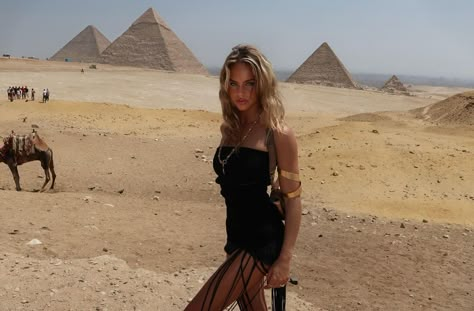 Pyramids Egypt Photo Ideas, Egypt Outfits Aesthetic, Pyramids Photo Ideas, Egypt Photo Ideas, Middle East Aesthetic, Desert Princess, Cutest Animals On Earth, Flipagram Instagram, The Pyramids