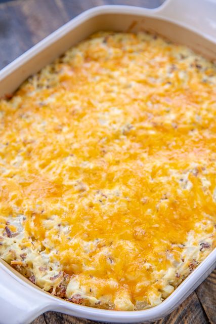 Cheesy Onion and Chive Potato Casserole - SO delicious!! Only 5 ingredients - frozen hash browns, cream of chicken soup, cheddar cheese, bacon and chive and onion cream cheese. Can make ahead of time and refrigerate or freeze for later. Great for a crowd! #casserole #freezermeal #potatocasserole #sidedish #potatoes Hash Brown Potato Casserole, Frozen Hash Browns, Cream Cheese Potatoes, Bacon Casserole, Cheesy Hashbrowns, Cheesy Potato Casserole, Frozen Potatoes, Quick Side Dishes, Onion Chicken